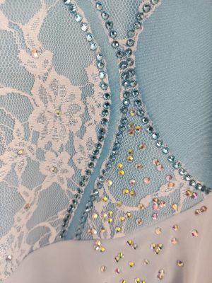 Costume de patinage artistique bleu ciel et blanc - 12 ans – Image 3