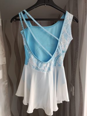 Costume de patinage artistique bleu ciel et blanc – 12 ans
