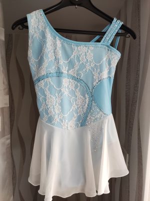 Costume de patinage artistique bleu ciel et blanc – 12 ans